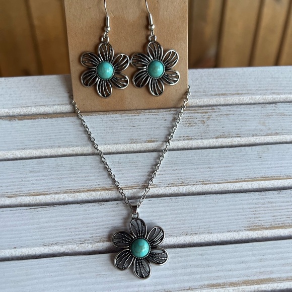 🌸🌺🌻New Summer Boho Flower Faux Turquoise Silver toned Necklace and earring set - Picture 7 of 8
